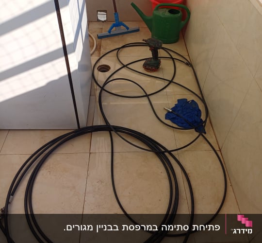 כבל שחור, מקדחה, צינור, בגדי עבודה כחולים